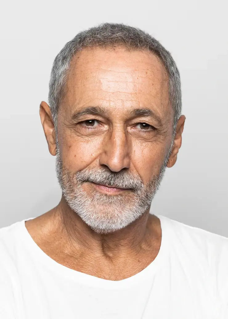 files/primer-plano-hombre-mayor-pelo-gris_23-2148783578_1.webp